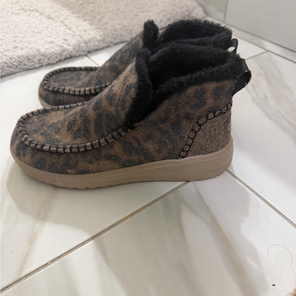 Hey Dude Tan and Black Women's Slippers - Picture 1 of 3